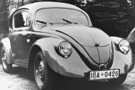 Ferdinand Porsche tervezte az autót, még a harmincas évek közepén. Tervei kísértetiesen hasonlítanak a magyar származású Barényi Béla évekkel korábbi terveire. Barényi jogerősen megnyert perben bizonyította, hogy az autó koncepcióját Porschénél hamarabb dolgozta ki