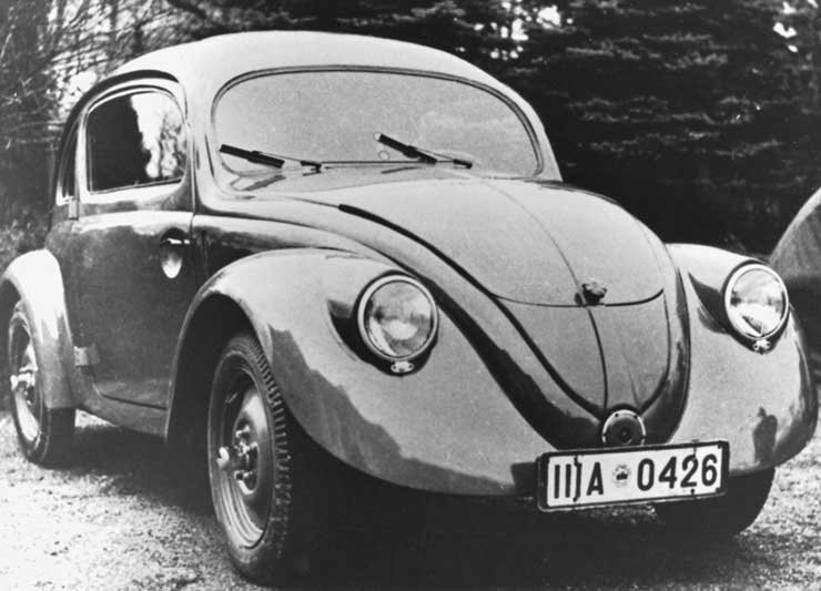 Ferdinand Porsche tervezte az autót, még a harmincas évek közepén. Tervei kísértetiesen hasonlítanak a magyar származású Barényi Béla évekkel korábbi terveire. Barényi jogerősen megnyert perben bizonyította, hogy az autó koncepcióját Porschénél hamarabb dolgozta ki