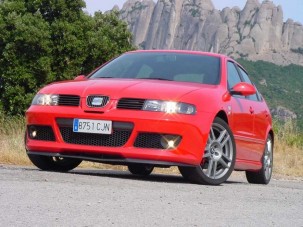Vezettük: Seat León Cupra R 225 LE - Bumm a fejbe!