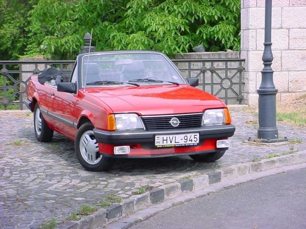 Opel Ascona és Volkswagen bogár kabrió az Autótrendben