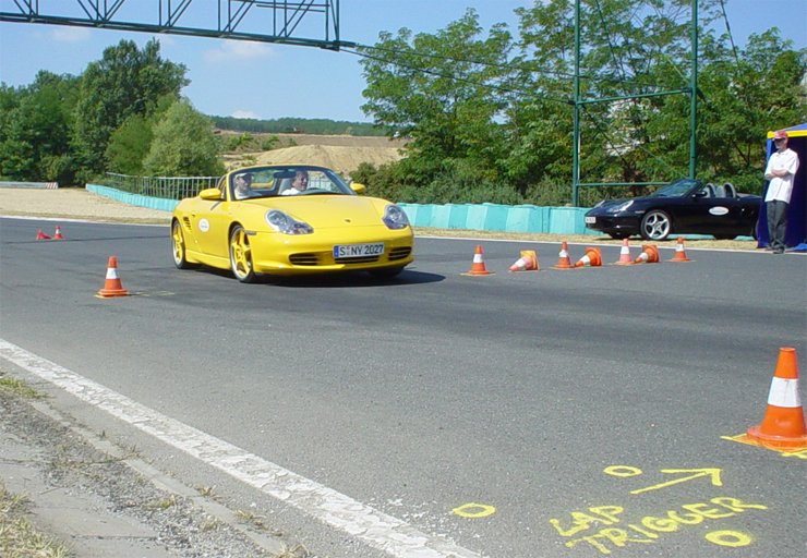 Középmotoros építésének köszönhetően tökéletesen alkalmas szlalomozásra a Boxster