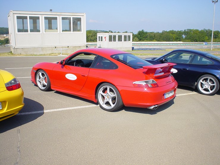 A GT3-as ruha nagyon jól áll a 911 Carrerának, sőt a menetstabilitást is javítja