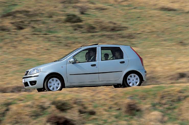 A Hill Holder funkció 1,5 másodpercig tartja a fékolaj nyomását, nagyban megkönnyítve ezzel a hegymenetben való elindulást