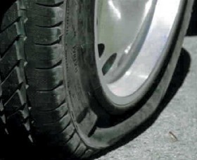 Michelin Gumiabroncs Kalauz - Teendők defekt esetén és a kerékcsere lépései