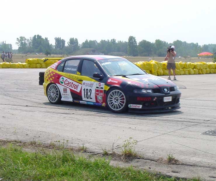 7046_67521_1000x700.jpg | Vezess | Vezess Zengő Zoltán egyre gyorsabb a Seat Leon Supercopával. Most kategóriájában már a dobogóra is felállhatott