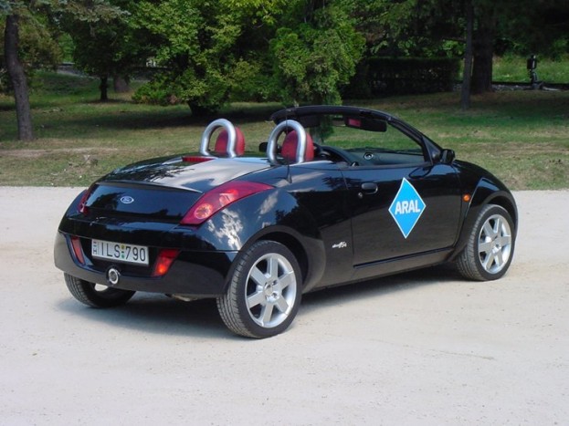 Nyitott tetővel szép igazán a StreetKa. A teljesen elrejtett tető és a bukócsövek hatásos megjelenést biztosítnak