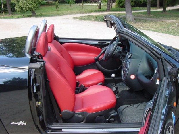 Az ülések oldaltartása jó, és még szépek is