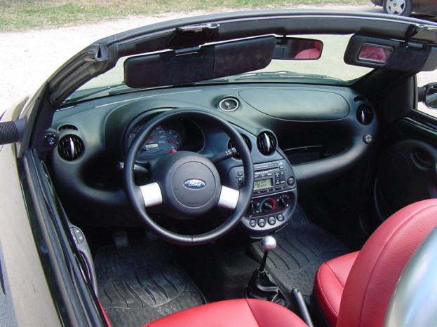 Az autó műszerfala nem illik a StreetKa egyéniségéhez, a kormány viszont jó fogású