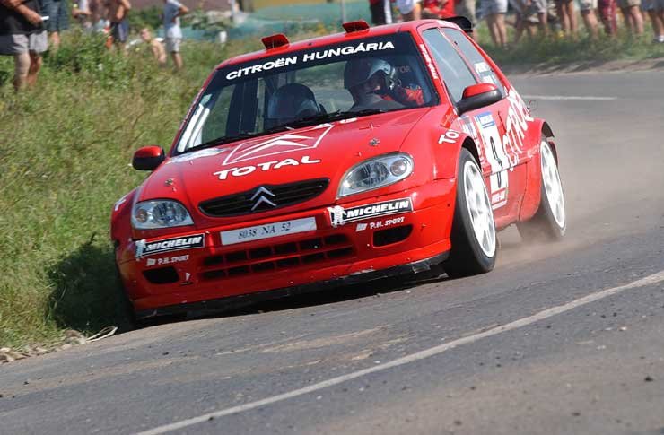 7067_67675_1000x700.jpg | Vezess | Vezess Bútor Robit úgy tűnik, ha nincs műszaki gondja, nem tudják ellenfelei legyőzni. Reméljük láthatjuk majd Xsara WRC-ben is