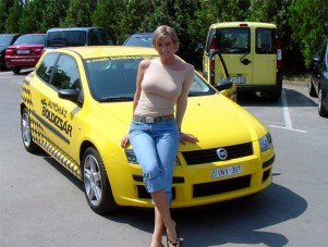 Anikó Fiat Stilóban