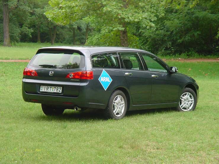 Teszt: Honda Accord Tourer 2.0 Comfort – Veszélyben a nagyok 8