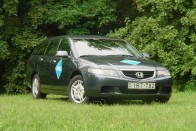 Teszt: Honda Accord Tourer 2.0 Comfort – Veszélyben a nagyok 28