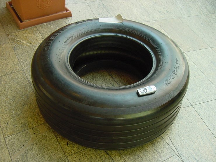 A gumin látható telefon 10,5 centiméter hosszú, ebből már lehet sejteni milyen méretes a 21 colos űrsikló abroncs 