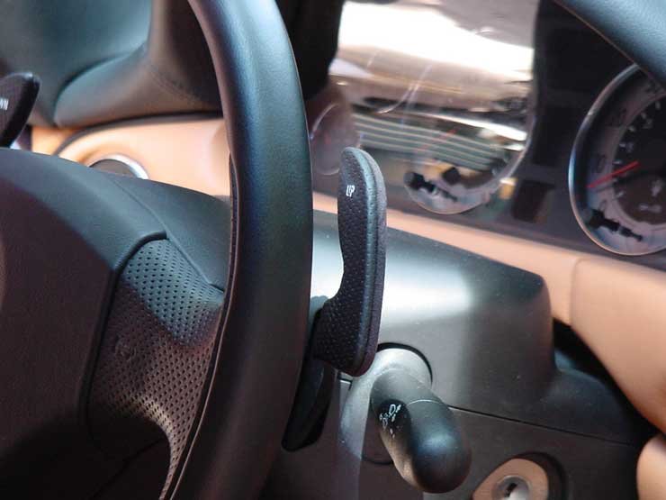 8309_75561_1000x700.jpg | Vezess | Vezess A kormány mögötti fülekkel lehet váltani a Cambiocorsa fantázianevű váltóval felszerelt modellek esetében