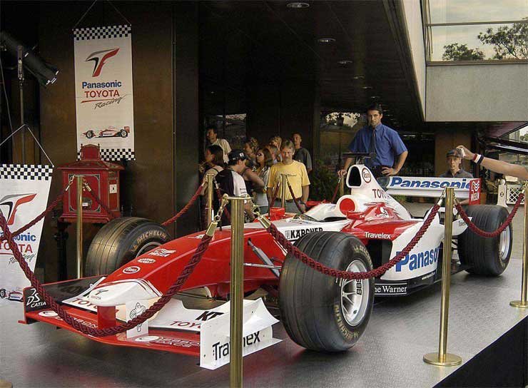 8318_75662_1000x700.jpg | Vezess | Vezess Szállításkor a kerekek helyére, a gumik kimélése miatt, vékony alumínium gyűrűket csavaroznak fel, ezen állnak az autók