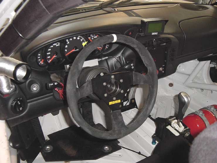 8321_75673_1000x700.jpg | Vezess | Vezess Az utcai Porsche GT3-as 381, míg a versenyváltozat 390 lóerős. A fordulatszámmérőn a sárga ragasztás a váltási fordulatszámot jelöli