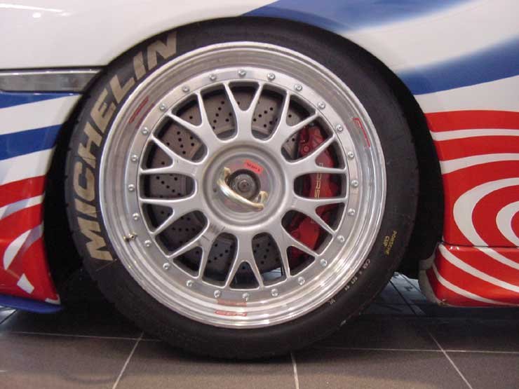 8321_75675_1000x700.jpg | Vezess | Vezess Elöl hat dugattyús féknyergek és 350 milliméteres féktárcsák lassítják az autót