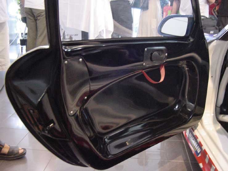 8321_75678_1000x700.jpg | Vezess | Vezess Pillekönnyűek az ajtók a verseny Porschén, köszönhetően a kevlárnak és a plexinek