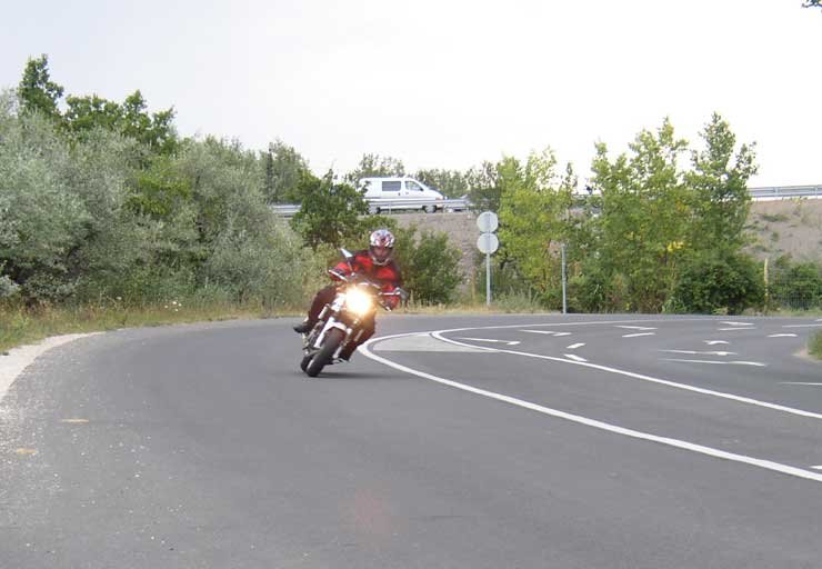 Már az első kilométereken könnyű kezelésével mutatkozott be a megújult V2-es