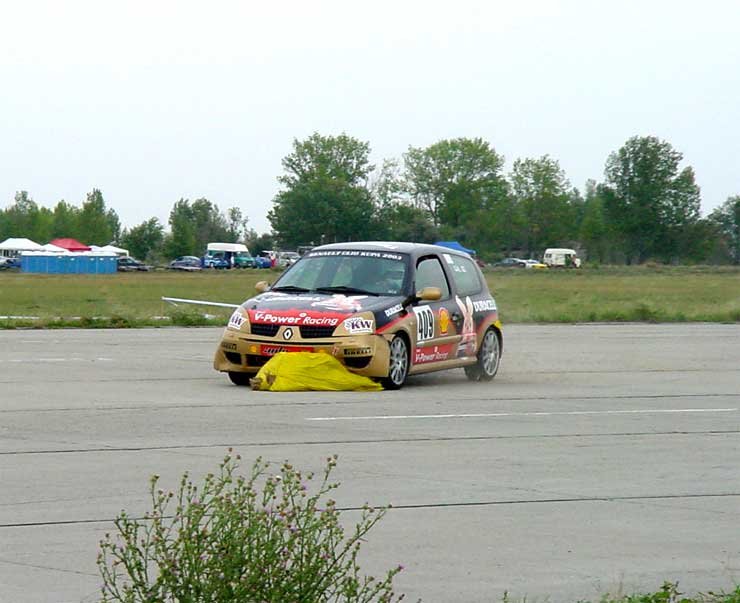 Repülő gumik és szalmabálák a kiskunlacházi reptéren