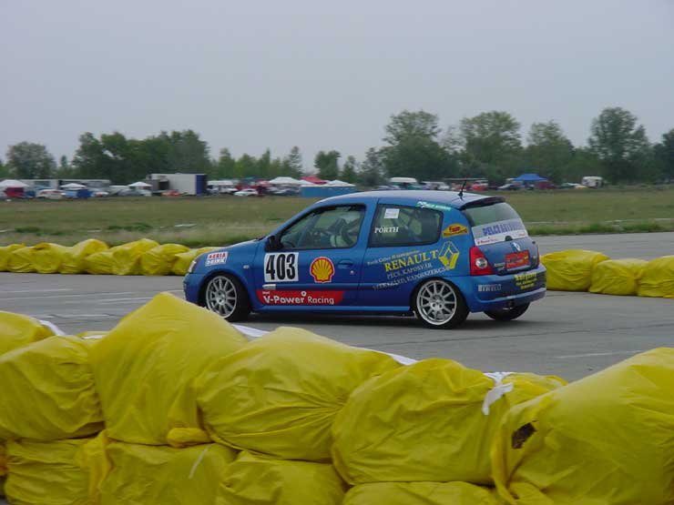 A kanyarokat szegélyező szalmabálák csak kevés helyen érezhették magukat biztonságban