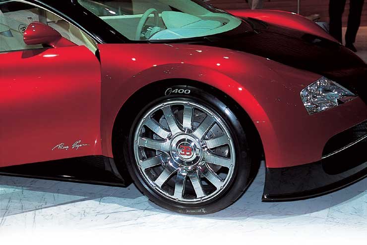 A világ legerősebb szériaautóját, a Bugatti EB Veyront is Michelin abroncsokkal szerelték 
