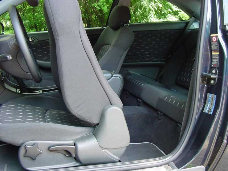 A hátsó sorban csak két ülést alakítottak ki, így  viszonylag a szűk lábtér ellenére is kényelemes az utazás