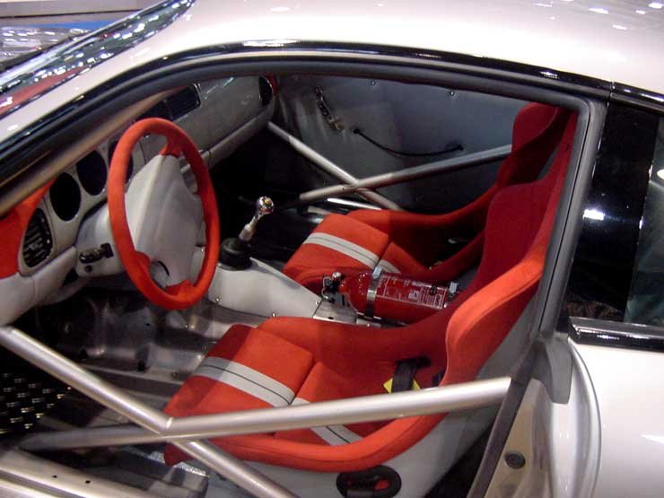 Valódi versenyhangulat fogadja a bukócsővön átmászva és a versenyülésben helyetfoglalva a vezetőt