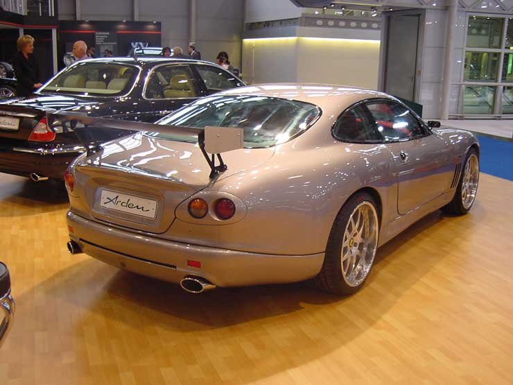 A hátulra felszerelt hatlmas szárny az egyetlen olyan elem ami kivül a versenysportra utal