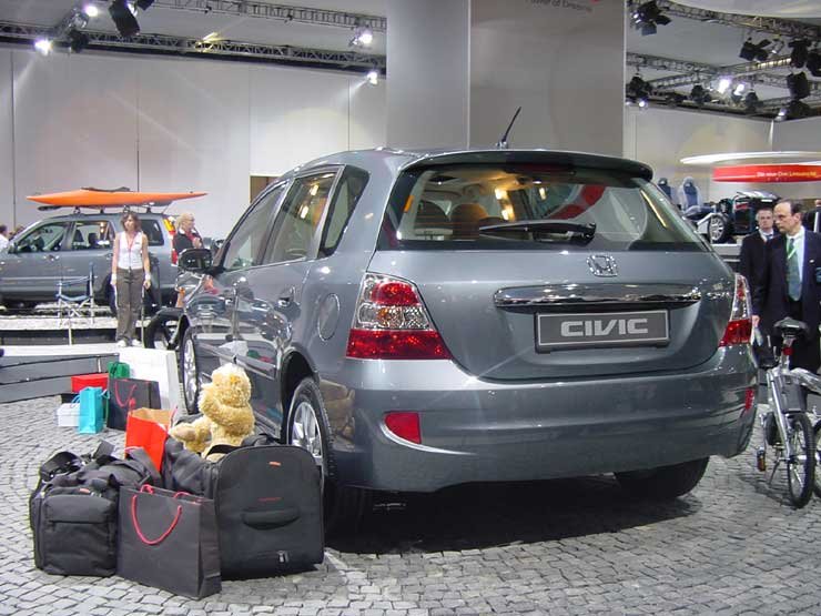 Hátul a lökhárító, a lámpa és tetőspoiler változott