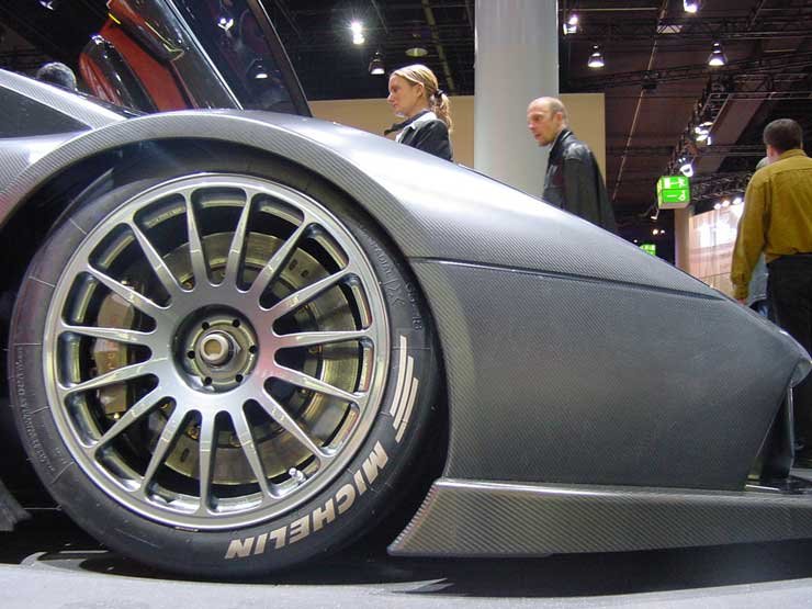 Jól látszik, hogy az autó karosszériája szénszálas műanyagból készült