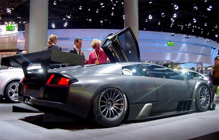 Az 500 ezer eurós versenyautó stabilitásáról hatalmas hátsó szárny és diffúzor gondoskodik