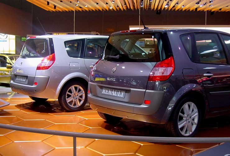 23 centiméterrel hosszabb a hagyományos Scénicnél a Grand Scénic, ami lehetővé teszi, hogy hét személy utazzon az autóval