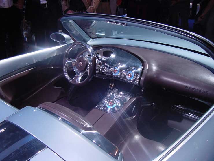 A középmotoros concept R sportautó 265 lóerős