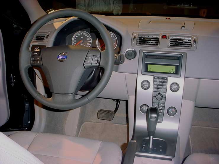 A középkonzolon kívül a hagyományos Volvo elemek köszönnek vissza