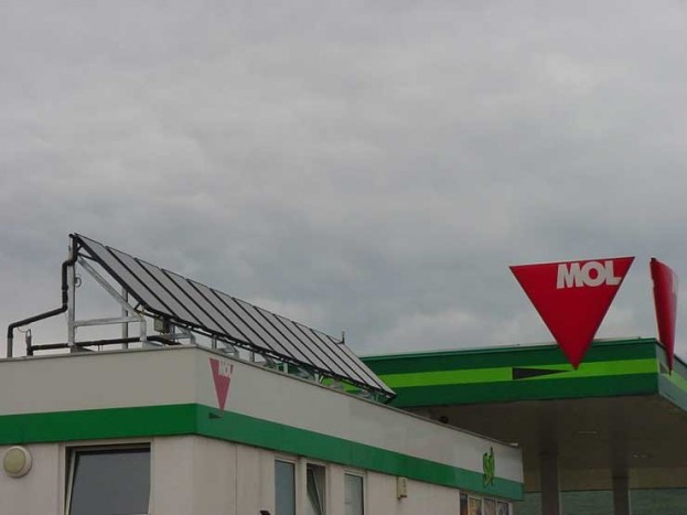 Napelemes benzinkút a Moltól