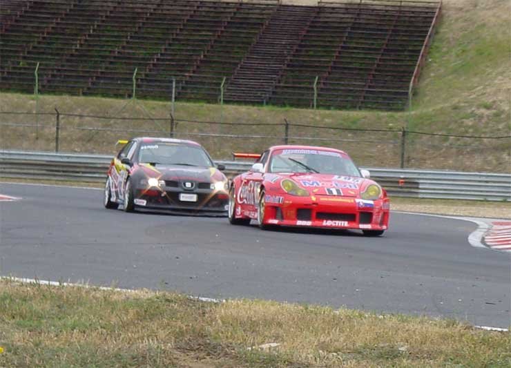 Zengő Zoltán Seatjával nagyon látványos harcot produkált a jóval erősebb Porsche ellen küzdve