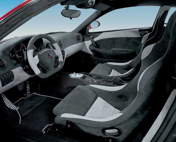 8224_75050_1000x700.jpg | Vezess | Vezess A belső térben szinte mindent Alcantara borít, a vezető és utasa versenyülésekben foglalhat helyet