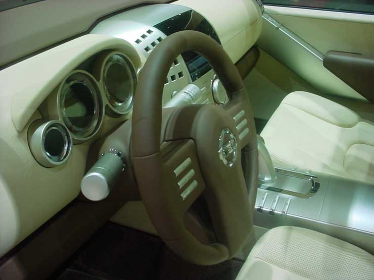 Alumínium és vaj színű bőr uralja a belső teret