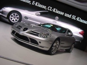 Mercedes-Benz: SLR a Nürburgringen, CLS Frankfurtban