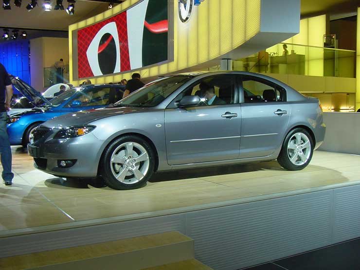 A Mazda3-ból a meredekhátú szinte kombinak, a limuzin majdnem ferdehátúnak tűnik