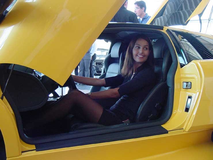 Hamarosan két tónusúra cserélik a tiszta fekete belsőt