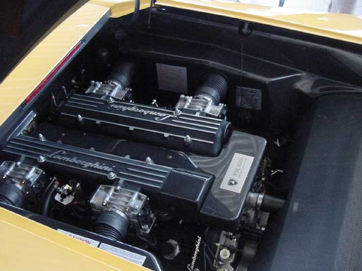 580 lóerős a hatliteres motor, 330 km/óra a végsebesség, 3,8 másodpercig tart a 100-as gyorsulás