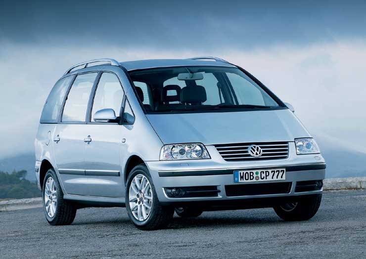 Új tükreiről azonosítható a 2004-es Sharan. A színválaszték és a felni-kínálat bővül