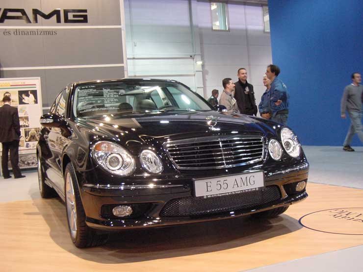 A 476 lóerős Mercedes E55 AMG 700 newtonméteres nyomatékkal rendelkezik és 4,7 másodperc alatt éri el a 100 km/órás sebességet