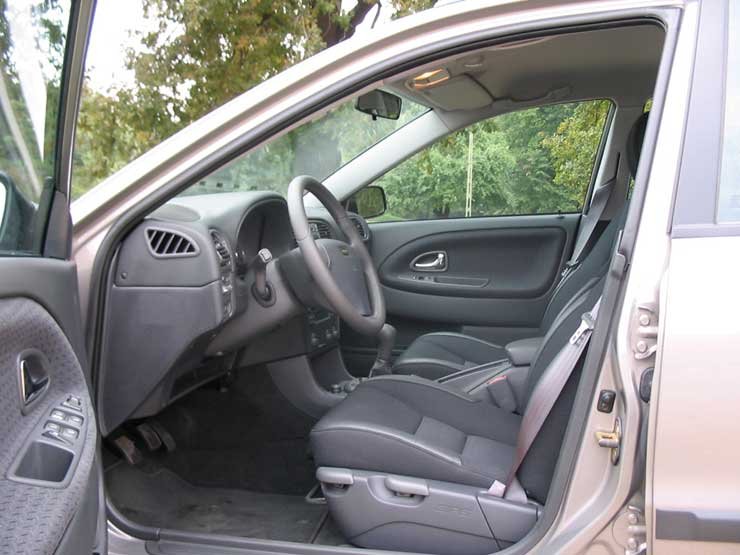 Kényelmes a vezetőülés, de a jó elhelyezkedést rontja a magas üléshelyzet és a csak magasságában állítható kormány