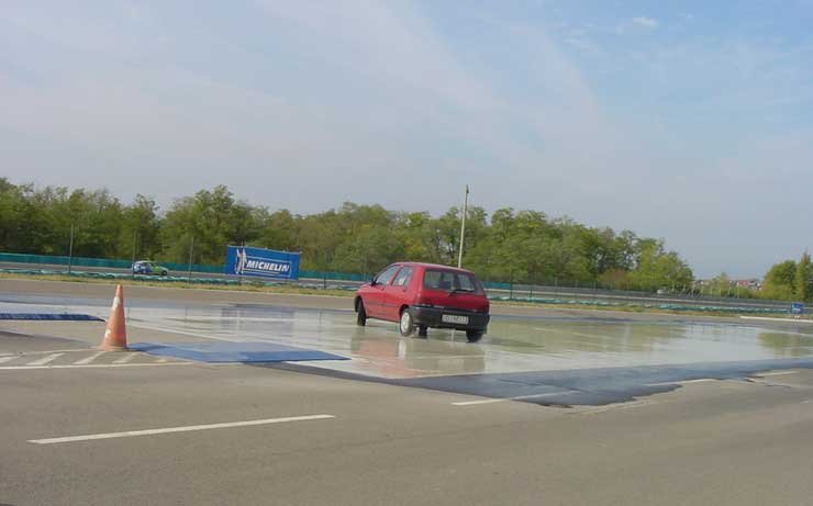 A rántópadon való áthaladás egy hátsó durrdefektet szimulál