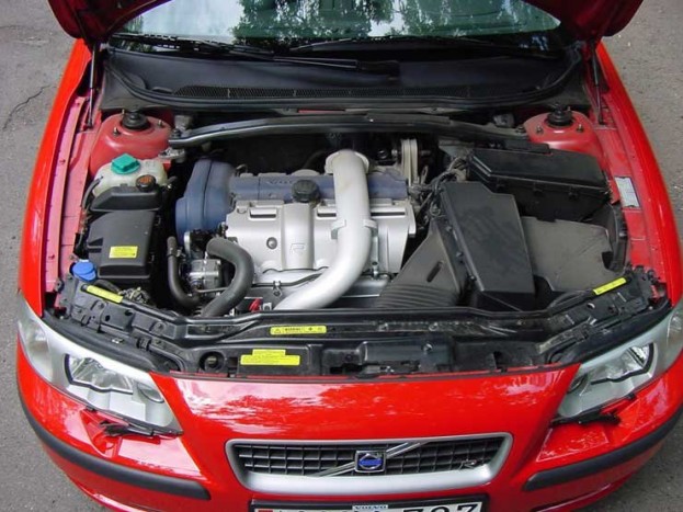 300 lóerőt préseltek ki az öthengeres turbómotorból az 1 bar-on dolgozó KKK feltöltővel, a 400 newtonméteres nyomaték már 1950-es fordulatnál rendelkezésre áll