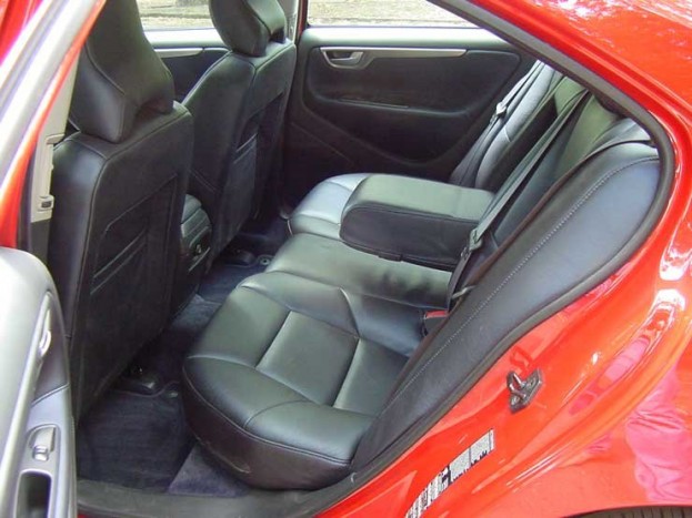 A hátul ülők lábtere elég szűkösre sikeredett, a B-oszlopon lévő szellőzőrostélyok viszont