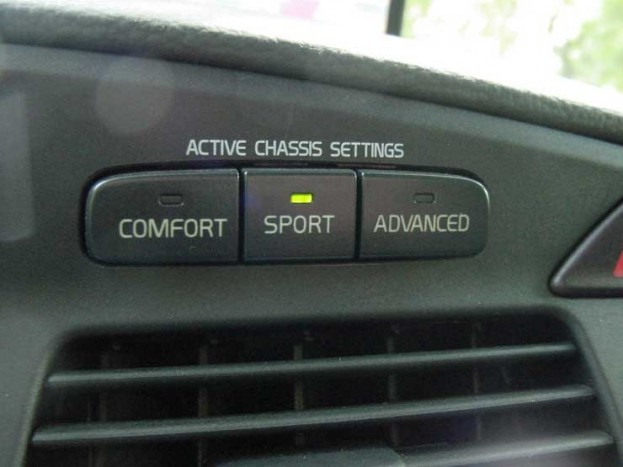 Puhától kőkeményig három fokozatban állíthatjuk a futómű keménységét a középkonzolon elhelyezett gombok segítségével